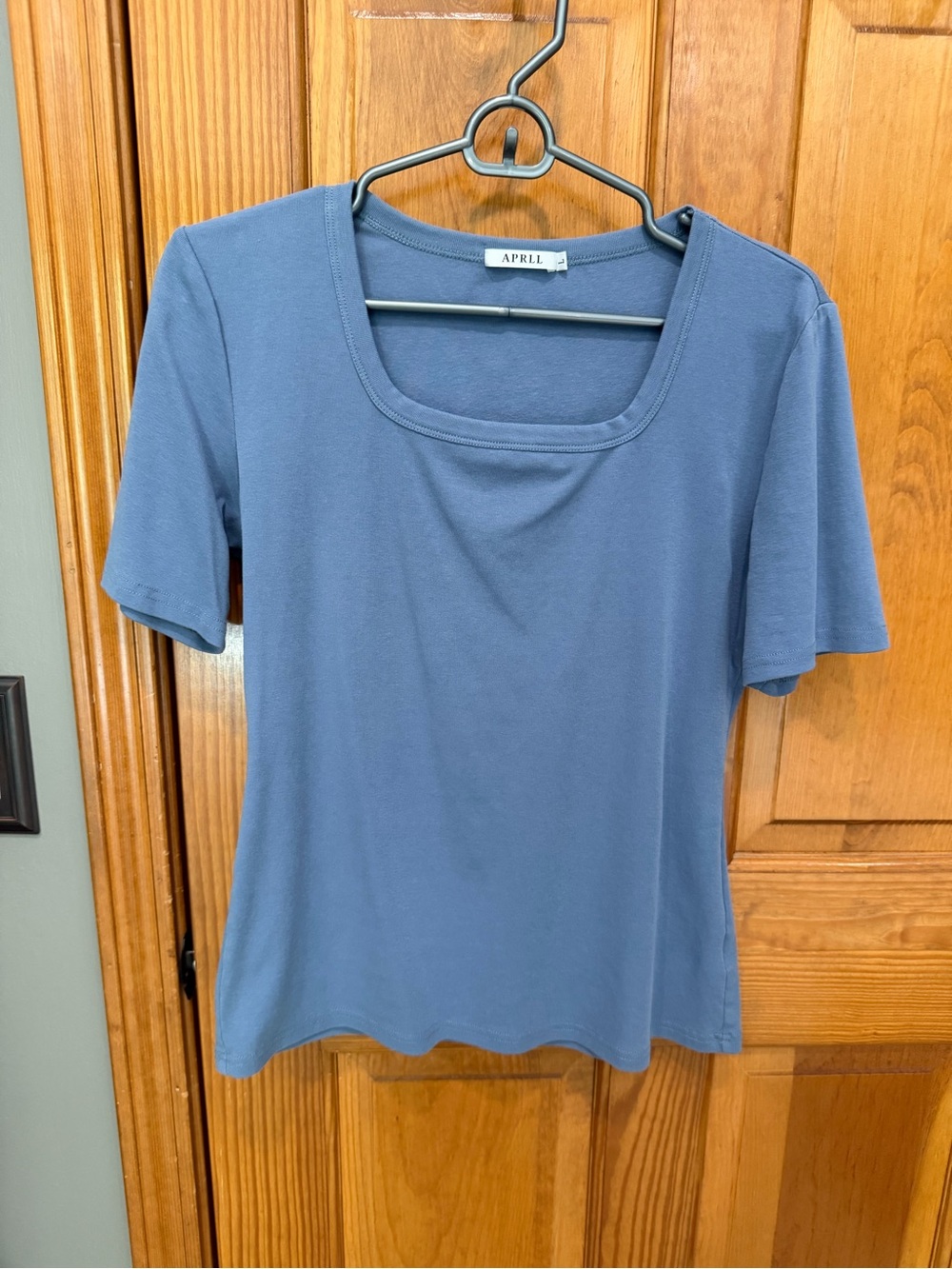 Square (U neck) short sleeve slightly fitted shirt- size large